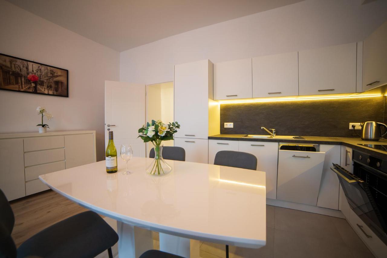Top Class Apartments In Carlsbad Karlsbad Buitenkant foto